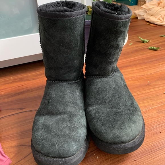 black uggs!! - Picture 1 of 4